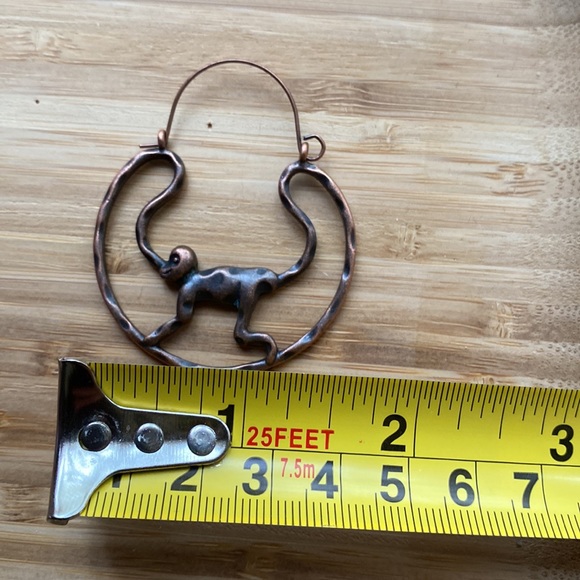 Metal hoop monkeys copper earrings - Picture 7 of 7